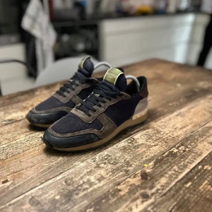 Valentino rockrunner - Hej, säljer nu mina skor då de är lite för små för mig. Dem är i bra skick och jag har använt dom sparsamt. Skorna är riktigt snygga och perfekta till vintern. 