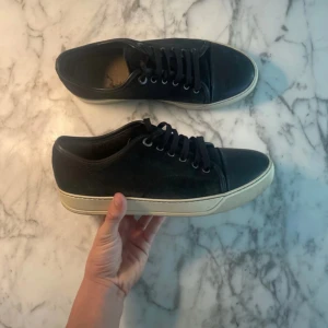 Svarta sneakers från Lanvin - Hejsan! Jag säljer nu dessa riktigt feta skor ifrån lanvin! Dem är i bra skick förutom att dem har en defekt och det är att båda sulorna är borta till skorna men det går att lösa billigt! Hör av er om ni har frågor!😊
