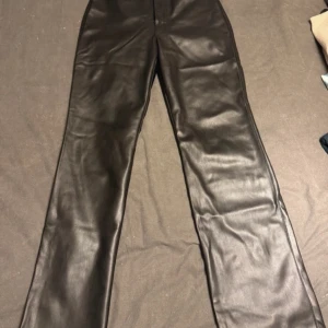 Svarta skinnbyxor från BikBok, stl 38 - Jätte snygga skinnbyxor storlek 38, passar mig perfekt i längd som är nånstans runt 175💕 hör gärna av er vid frågor!!