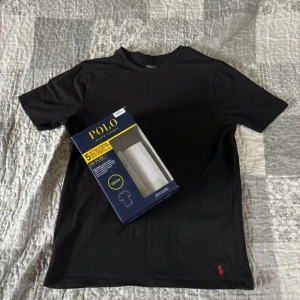 Svart t-shirt från Polo Ralph Lauren - Säljer en av de som jag hade köpt i 5 pack och den är helt ny och oanvänt