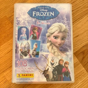 Frozen Ice Dreams - 108 Photocards - Samlaralbum med 108 färgglada Frozen-fotokort! Perfekt för dig som älskar Elsa, Anna, Olaf och Sven. Fylld med magiska bilder och glittriga motiv från filmen. En rolig och kreativ bok för alla fans av Disney Frozen.