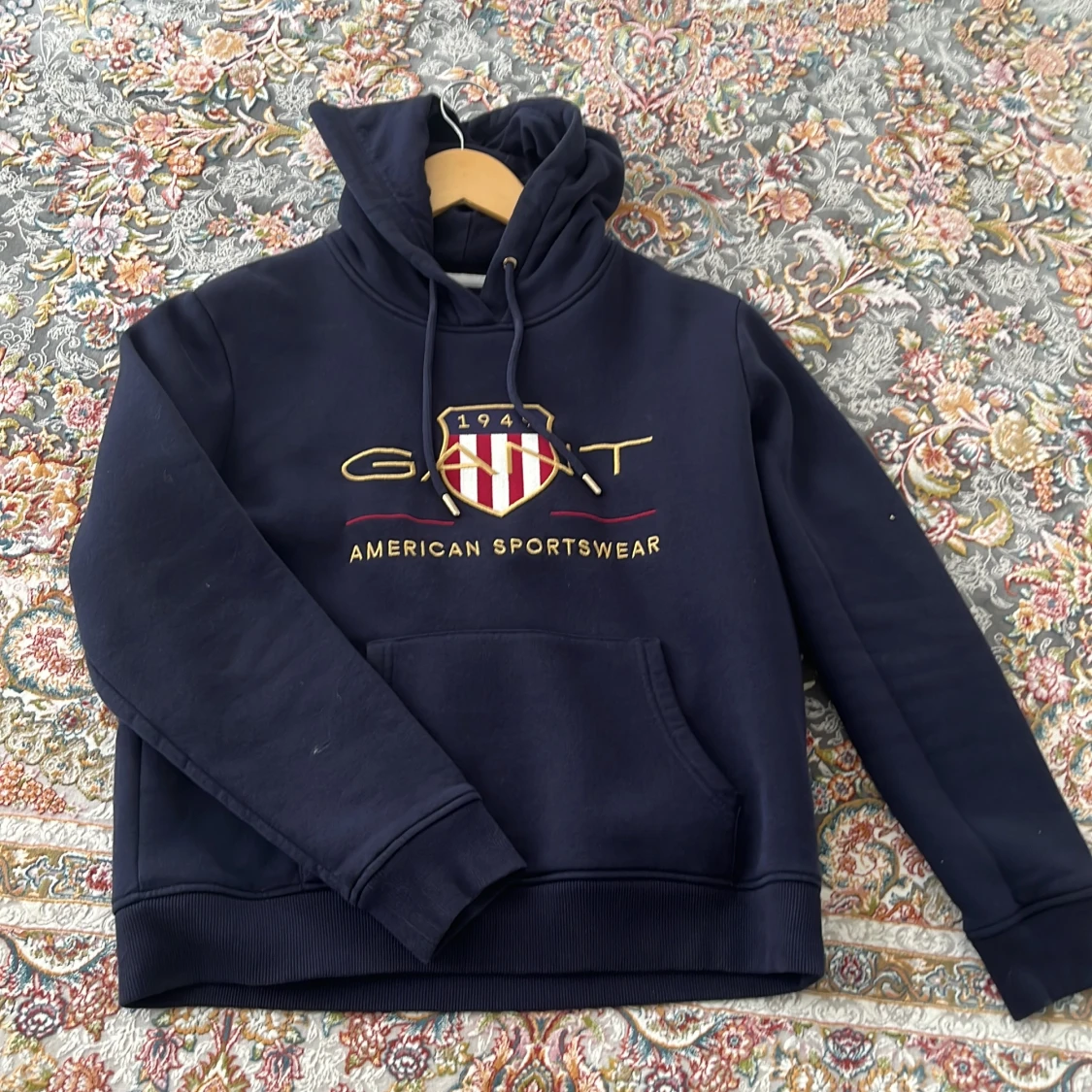 Marinblå hoodie från GANT med brodyr