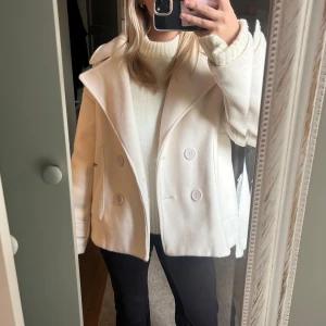 Kappa design by si - As snygg vit/beige kappa från design by si!! Jätte bra skick🩷🩷