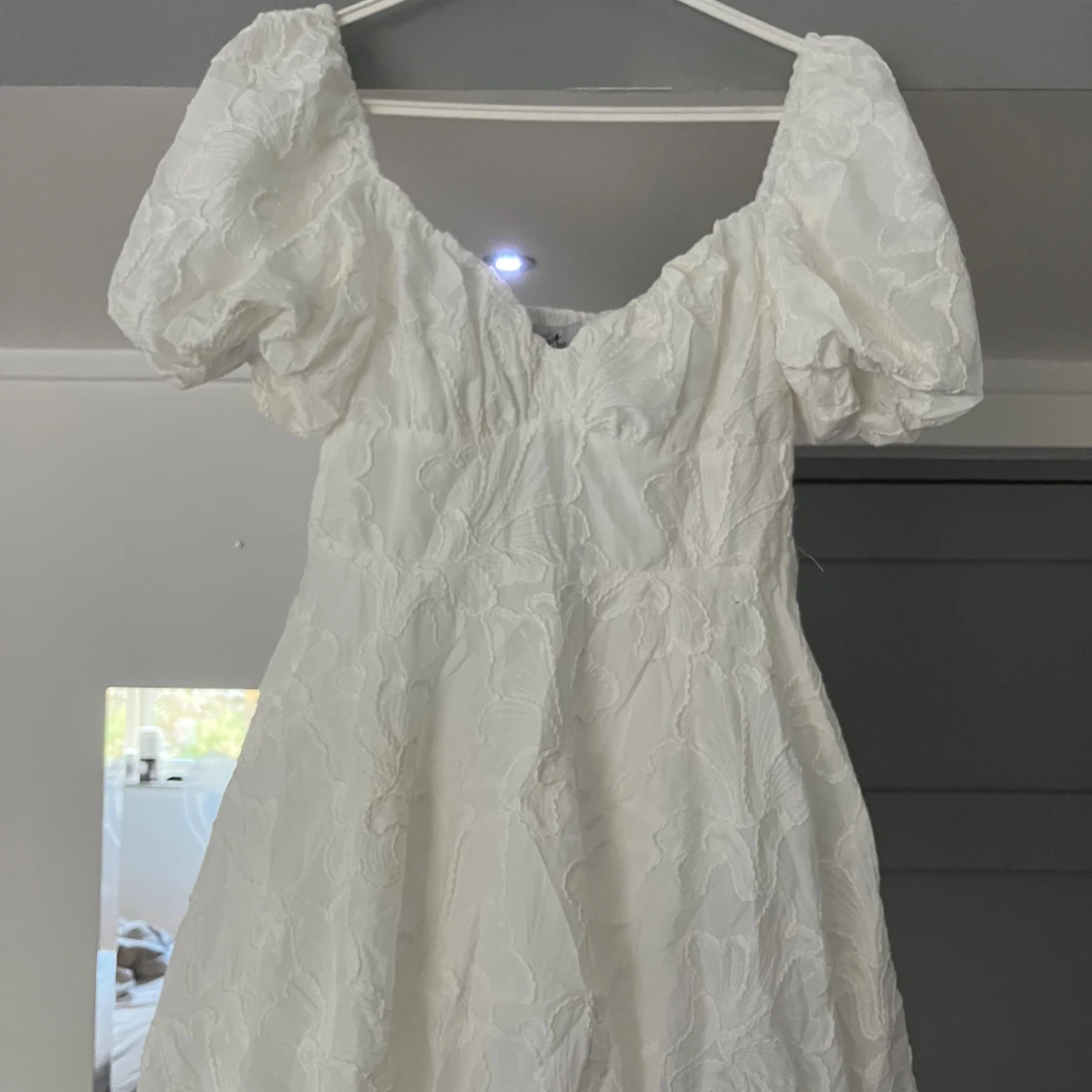 Vit kortklänning med puffärmar