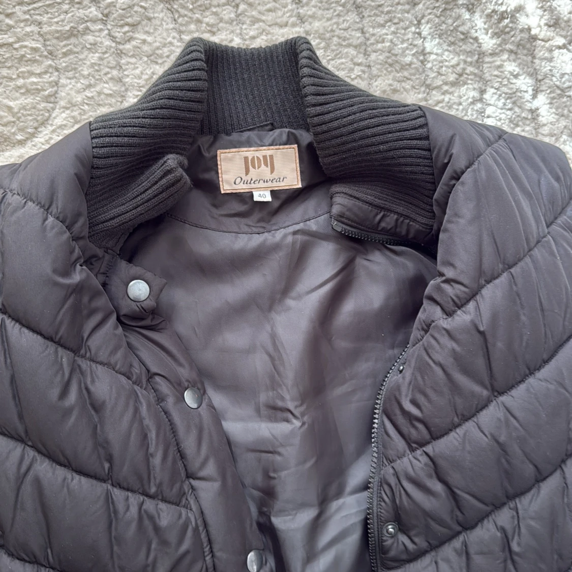 Svart quiltad dunväst från Joy - 1