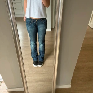 Levis 527 blå bootcut jeans - Snygga Levis jeans, står streight men skulle säga att de är mer utsvängda som syns på bilden. Se slitning på bild 3. Midjemått 37 cm rakt över❤️❤️passar någon som är 165❤️