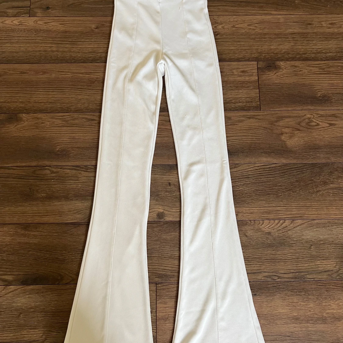 Vita ribbade bootcut byxor