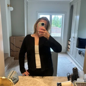 Svart stickad cardigan jacka - Svart kofta som är öppen utan knappar eller dragkedja med fickor🫧🫧