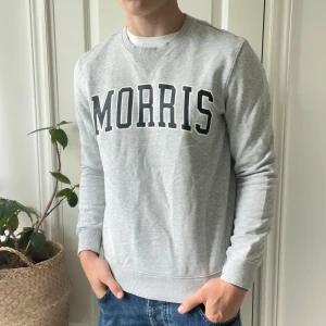 Morris tröja grå sweatshirt  - Morris tröja grå sweatshirt, inga defekter. Modellen är 180,75 kg och bär M.🤝