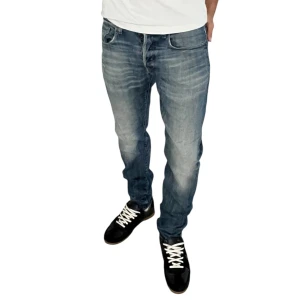 G-star raw jeans  - As feta jeans rån g star, skick 10:10 inga defekter, as fet tvätt på dom samt lite slitningar 