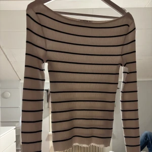 Randig tröja - Randig tröja i storlek M köpt på NewYorker, superskön men tyvärr kommer den inte till användning✨