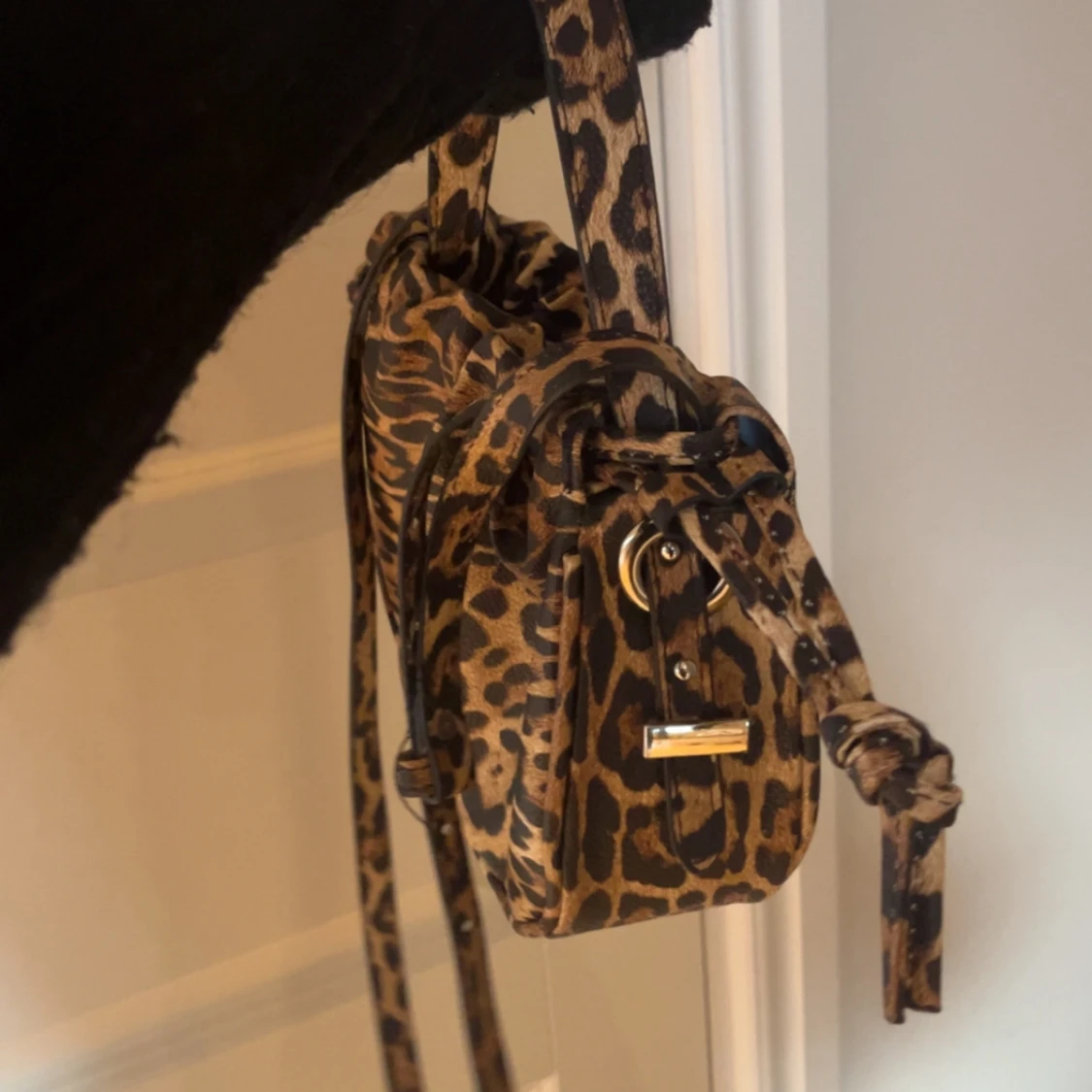 Leopardmönstrad axelväska med snörning - 2