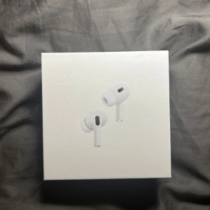 AirPods Pro - AirPods Pro (2:a generationen) – i toppskick!  Säljer mina AirPods Pro (gen 2) då jag föredrar over-ear-hörlurar. De är endast använda ett fåtal gånger och fungerar perfekt. 	•	Komplett med originalkartong, laddningssladd och alla tillbehör 	•	Aktiv brusreducering & transparensläge  	•	Fantastiskt ljud och bekväm passform  Perfekt för dig som vill ha ett par nästan nya AirPods Pro till ett bättre pris.