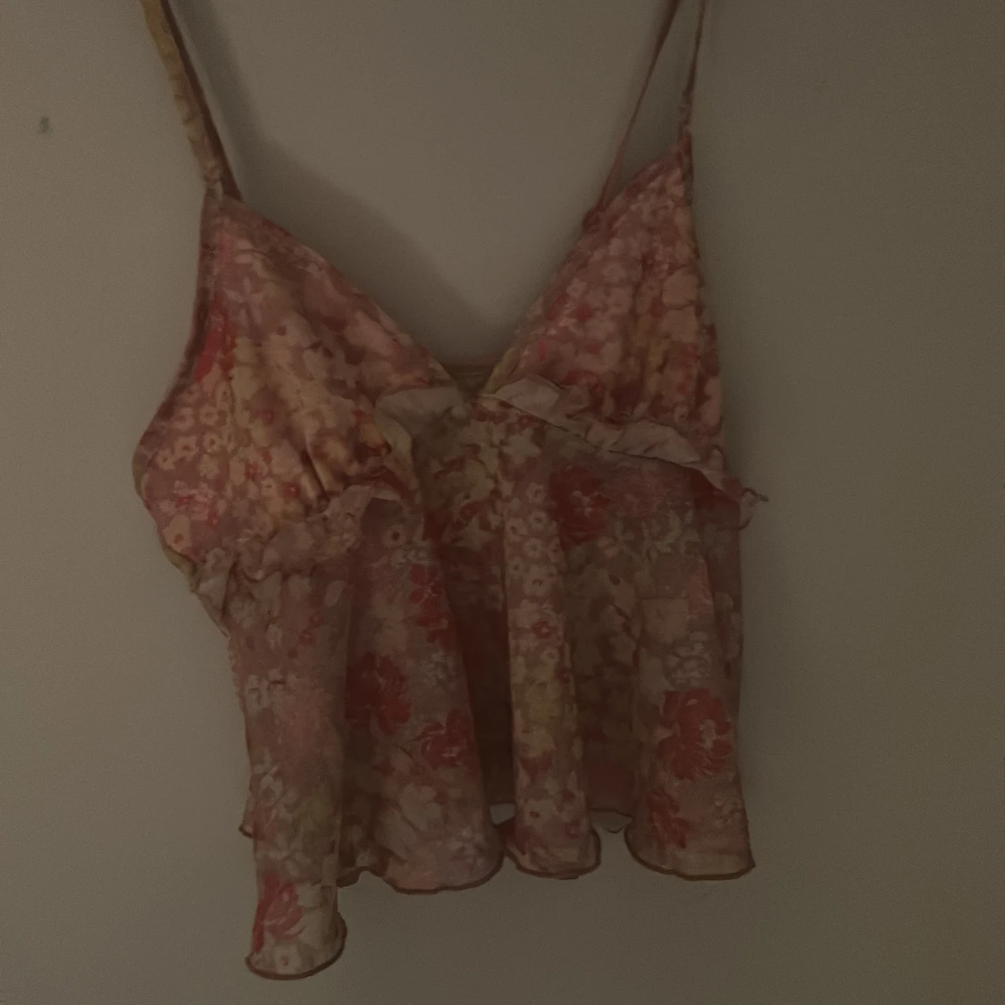 Blommig volang-linnetopp i pastell