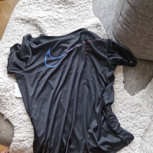 nike svart t shirt - Storlek M tränings material för dig som vill springa storlek M men sitter mera som L