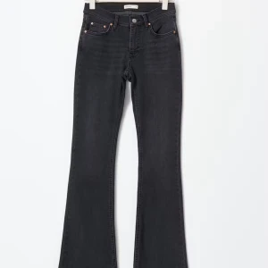 Svarta jeans - Svarta jeans från Gina i storlek 36/S Säljer så dom inte kommer till användning! Kan skicka egna bilder vid intresse. Fint i skick bara att jag har klippt av lappen bak med storlek☺️ Nypris 499.95kr Mitt pris: 350kr men pris kan diskuteras vid intresse!