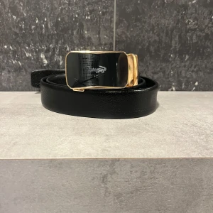 Lacoste bälte  - Storlek: 150