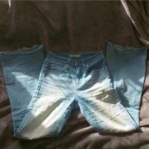 Levi's 726 Flare ljusblå jeans - Ljusblå Levi's 726 Flare jeans vit tvättad.