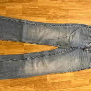 Blå jeans från Stradivarius, raka ben - Klassiska blå jeans från Stradivarius med raka ben  med slita och normal passform. Jeansen har fem fickor, dragkedja och knapp framtill samt snygga slitningar vid bakfickorna. 