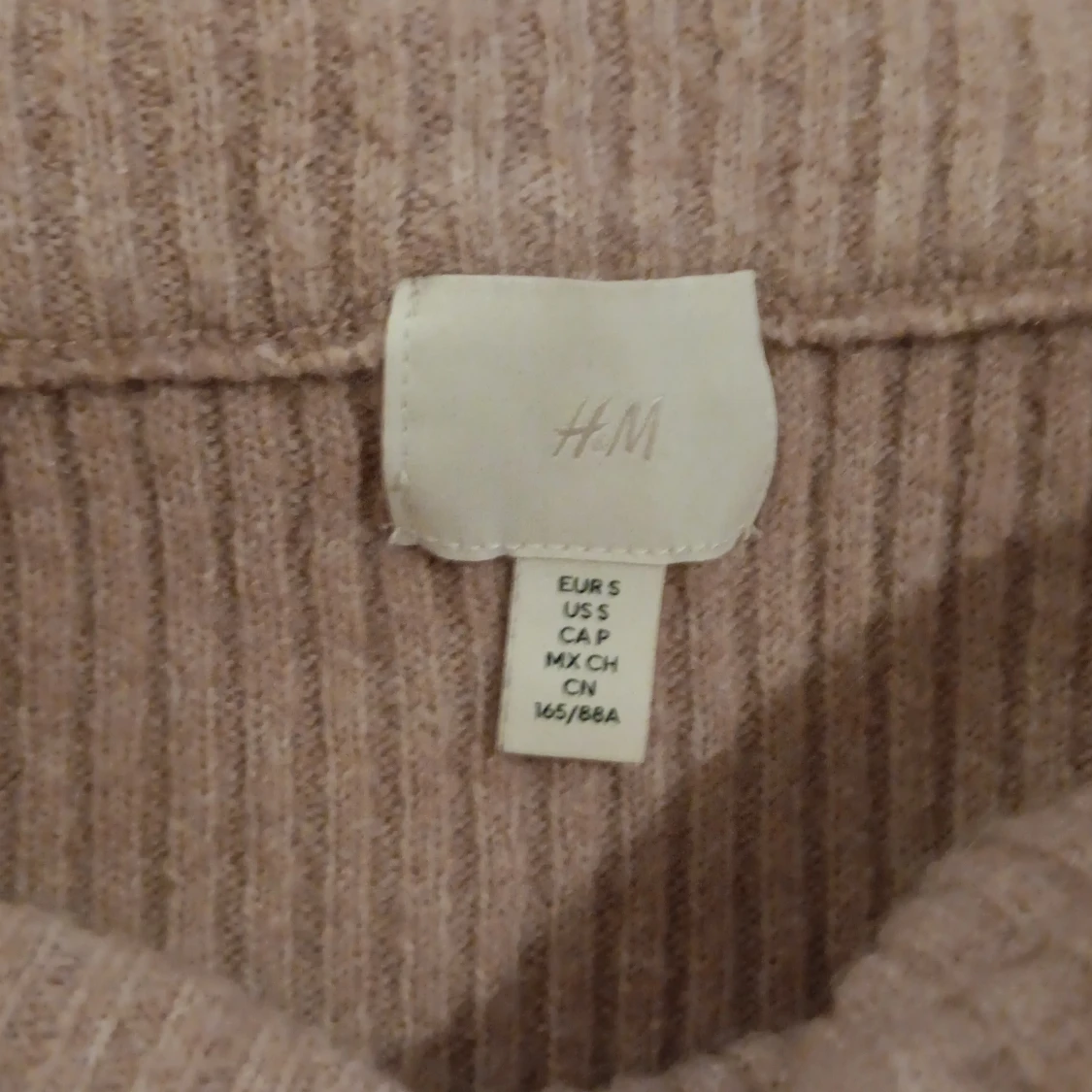 Ljusrosa ribbad offshouldertröja H&M - 1