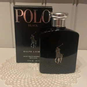 Polo Black Eau de Toilette 125ml - Använd max 3 gånger innan jag lagt upp den på försäljning. Stilren och modern Eau de Toilette från Ralph Lauren. Flaskan rymmer 125 ml och är tillverkad i Frankrike. Perfekt för dig som vill ha en klassisk och ikonisk doft i din samling.