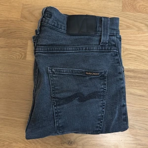 Nudie Jeans Grim Tim svarta jeans - Snygga mörkgråa Nudie Jeans i modell Grim Tim. Storleken är 32/32 som man kan se på sista bilden. Skriv ifall du har frågor!