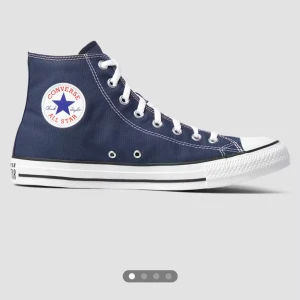 Converse Chuck Taylor All Star marinblå - Klassiska Converse Chuck Taylor All Star i marinblå canvas med vita snören och gummisula. Högt skaft, rund tå och tydlig logga på sidan. Perfekta sneakers för en avslappnad och cool stil. Väldigt sparsamt använda!! Pris kan diskuteras vid snabb affär 💕💕💕