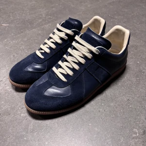 Maison Margiela Gats - Mörkblå maison margiela Gats, jättesnygga och perfekt färg till många snygga outfits, speciellt nu till hösten. De är jättesköna och perfekt varje dag sko. Kan jobba ner priset lite pga att inget låda finns. Skicket är som bilderna visar!