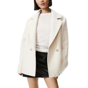 Vit kavajjacka från H&M - Stilren vit kavajjacka från H&M med breda slag och dubbelknäppning. Jackan har en rak, något oversized passform och är tillverkad i ett mjukt material med ullkänsla. Perfekt för dig som gillar minimalistisk och clean stil.