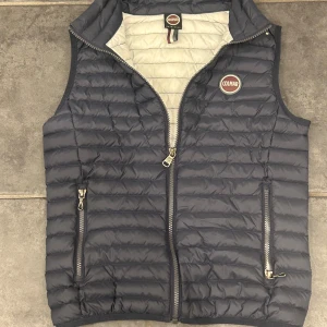 Colmar väst  - Snygg colmar väst använd några gånger.                Storlke 12Y/154.                                                                 Köpt från kidsbrandstore Nypris 2299kr.                   Mitt pris 799, Pris kan sänkas vid snabb affär