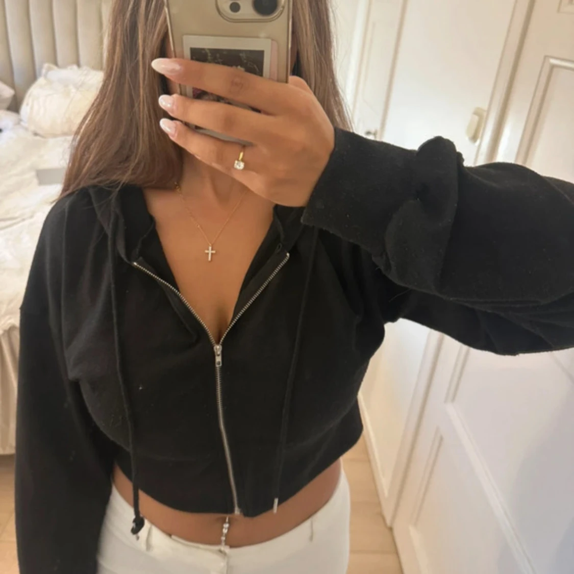 Svart croppad hoodie från SHEIN - 1