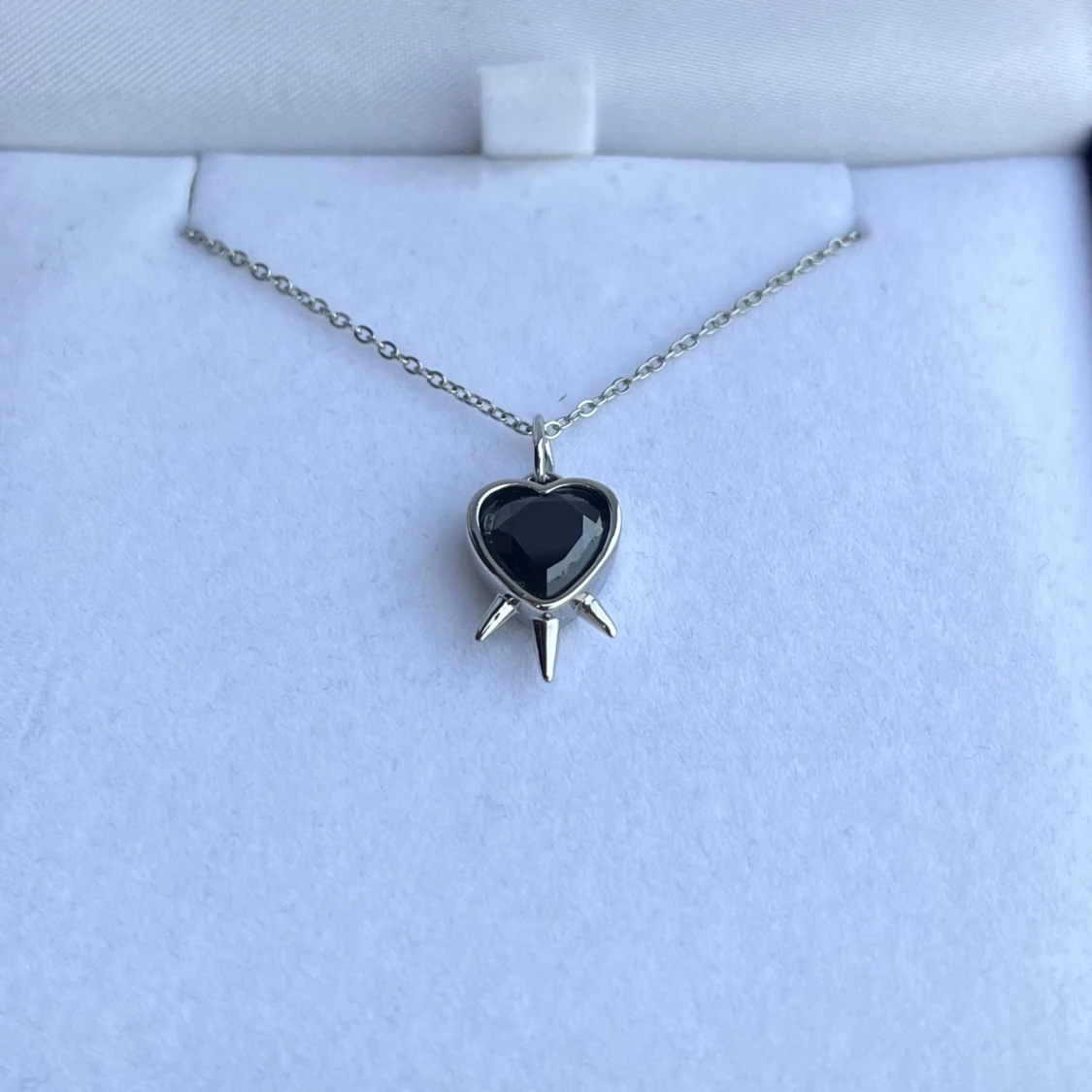 Maria Nilsdotter ”Three Of Swords” inspirerat halsband - 2