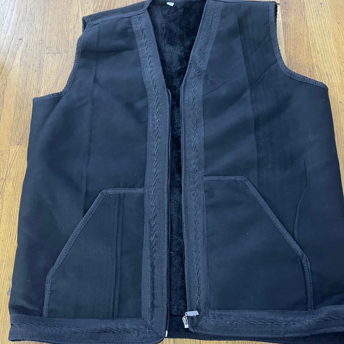 Svart fodrad väst med dragkedja - 3