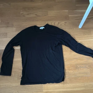 Comme des Garçons longsleeve - Svart långärmad tröja från Comme des Garçons SHIRT i storlek L men passar S/M
