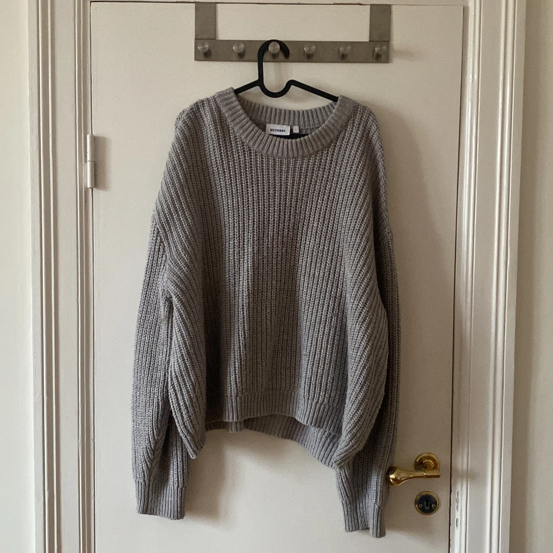 Grå stickad tröja från Weekday L