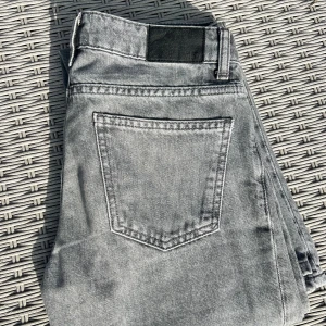 Grå jeans från 157 med raka ben - Snygga grå jeans från 157 med klassisk femficksmodell och raka ben. Jeansen har låg midja!!! 