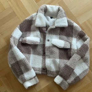 Höstjacka - Rutig gosig jacka i utmärkt skick. Kolla gärna in mina andra annonser, vill du köpa flera varor så kan vi komma överens om ett bra paketpris! 