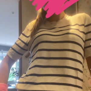 Zara tröja  - Söt stickad tunn h shot från Zara, beige och mörkblå randig ! Storlek är L men nått form att tryckfel då den passar mig ( S ) men min kompis har likadan i S som sitter likadant ! Stretchig!!🧡
