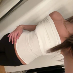 fest topp - söt off shoulder topp från h&m, aldrig använd. Kan bäras på olika sätt😁❣️