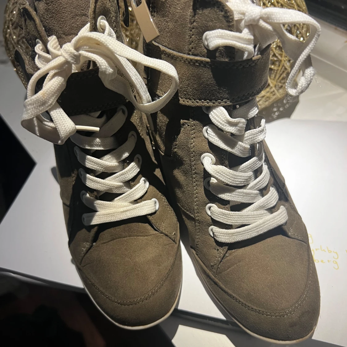 Khakifärgade sneakers med kilklack och snörning - 2