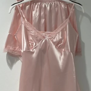 Satin pyjamas set - Helt nytt oanvänt satin pyjamas sett ifrån Missäy i rosa, storlek S 💓