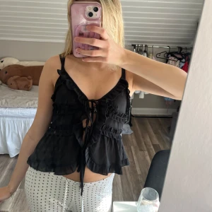 Svart linne volang o knutar - Jätte gullig svart linne som aldrig använts🖤