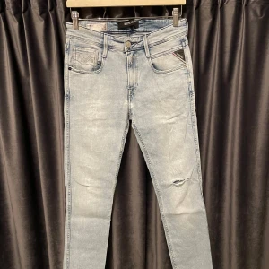 Replay anbass - Replay anbass - ljusblå - skick 9/10, mycket bra skick! - stl 29/32 - skriv om ni vill ha mått 📏- väldigt snygg färg med en fet slitning på knät! - hör av er vid frågor!🙌