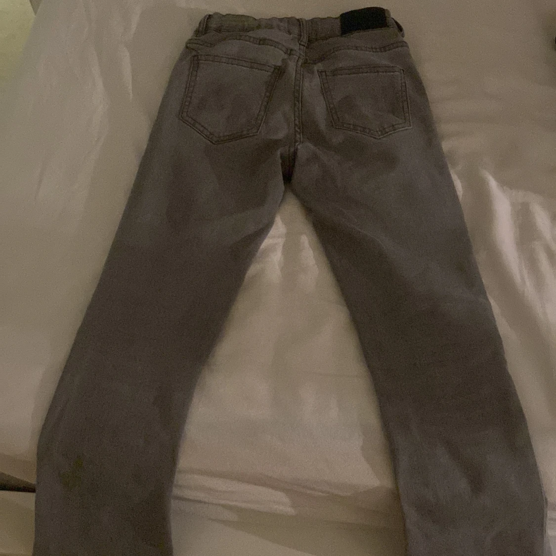 Grå jeansbyxor i rak modell - 1