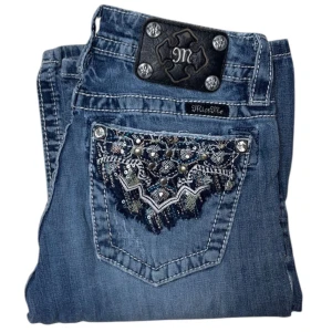 Miss Me jeans - Bootcut Miss Me jeans. W26. Lagning (bild 3) [Ytterbenslängd 108cm] [Innerbenslängd 87cm] [Midja 37cm] [Benöppning 23cm]