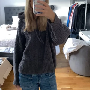 stickad hoodie från Pull&Bear - Mysig grå stickad hoodie från Pull&Bear med en avslappnad passform💗 pris går att diskutera 