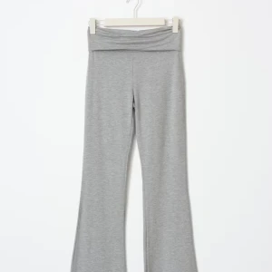 Gråa yogapants - Gråa yogapants från Gina tricot i storlek XS, skriv om de önskas bilder jag tar själv!