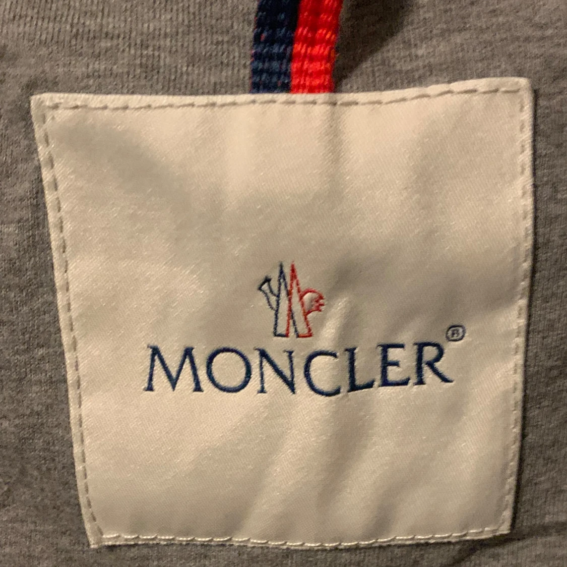 Grå vindjacka från Moncler med huva - 2
