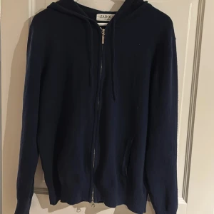 Mörblå zip-hoddie - Mörblå zip-hoddie i stl s för 450kr