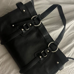 Svart axelväska från Maharani of Tirapunji äkta skinn - Snygg svart axelväska i äkta skinn från Maharani of Tirapunji. 